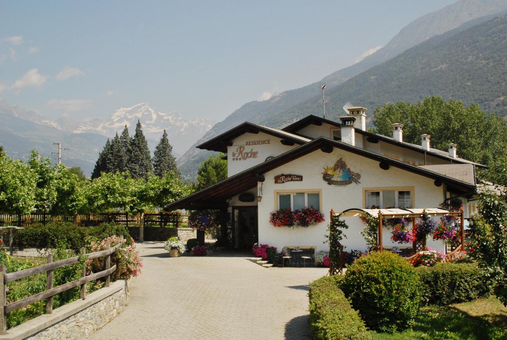 La Roche Hotel Appartments Aosta Luaran gambar